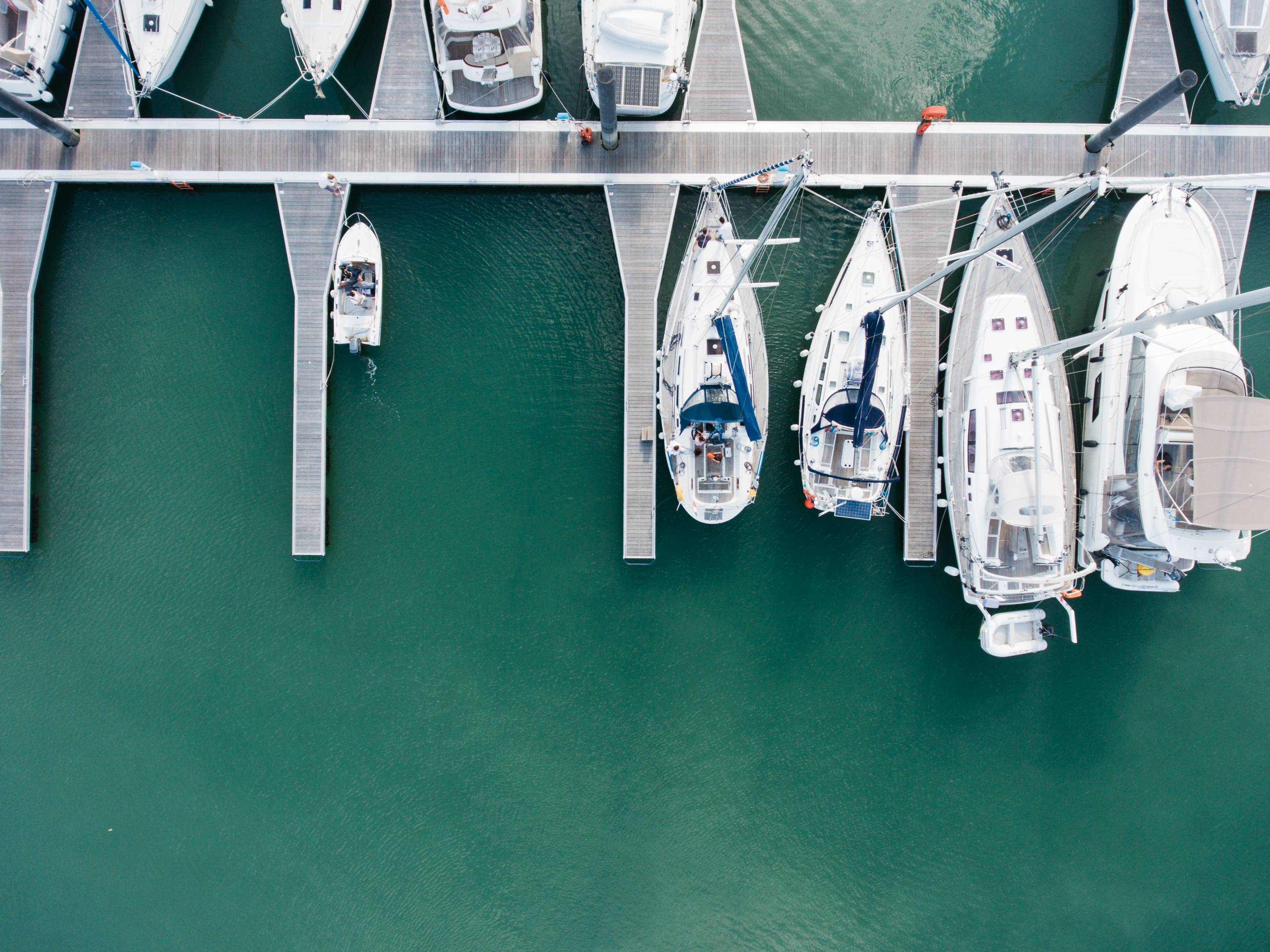 Yacht am Pier festgemacht aus der Luft fotografiert.