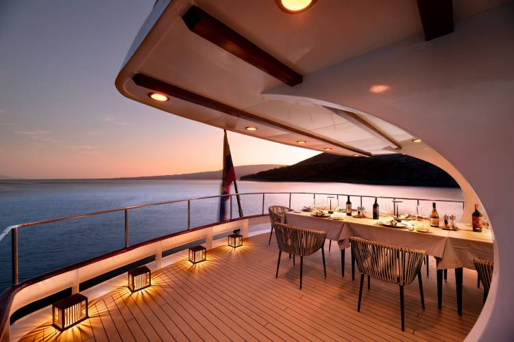 luxus-yacht-reise-galapagos_charterwelt-7A.jpg