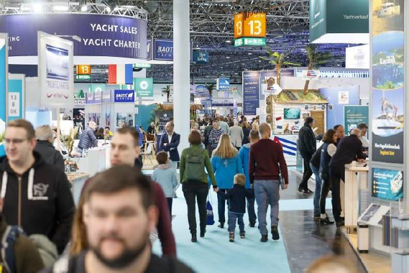 Messe boot in Düsseldorf. Besucher und Aussteller in Halle 13.