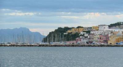 Segeln im Golf von Neapel: Törn ab Procida rund um Capri und Ischia