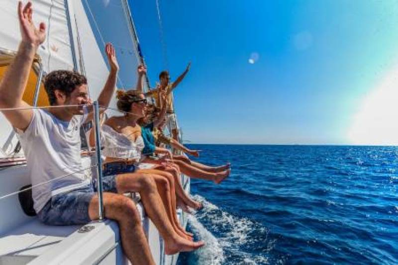 Neues Yachtkonzept Sun Loft 47: Feiersegeln für 12 Freunde