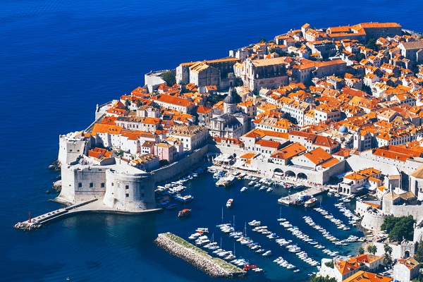 Luftbildaufnahme von der Hafenanlage im historischen Dubrovnik.