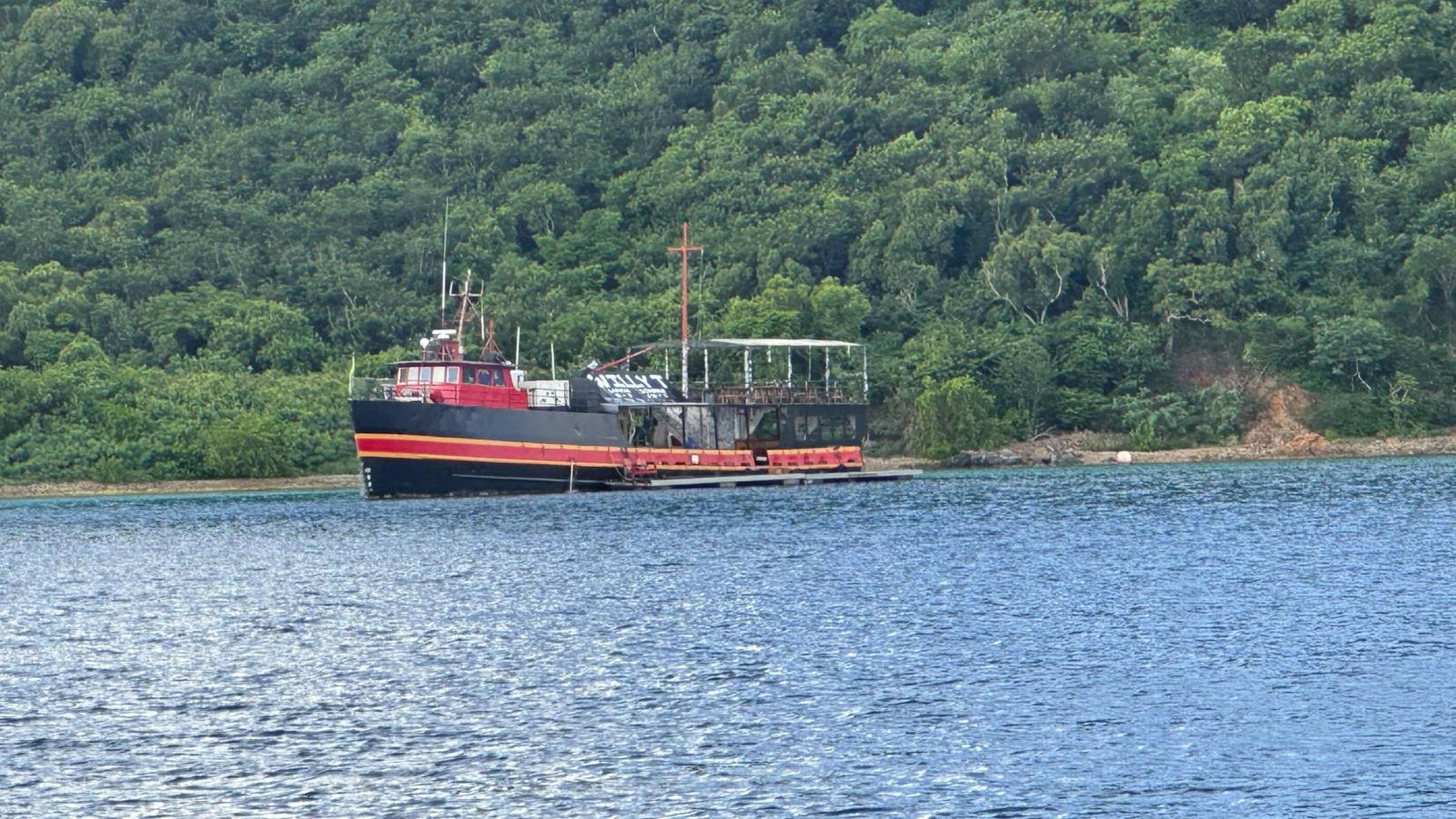 Willy T. – das schwimmende Bar-Restaurant-Schiff vor Anker in einer Bucht der British Virgin Islands