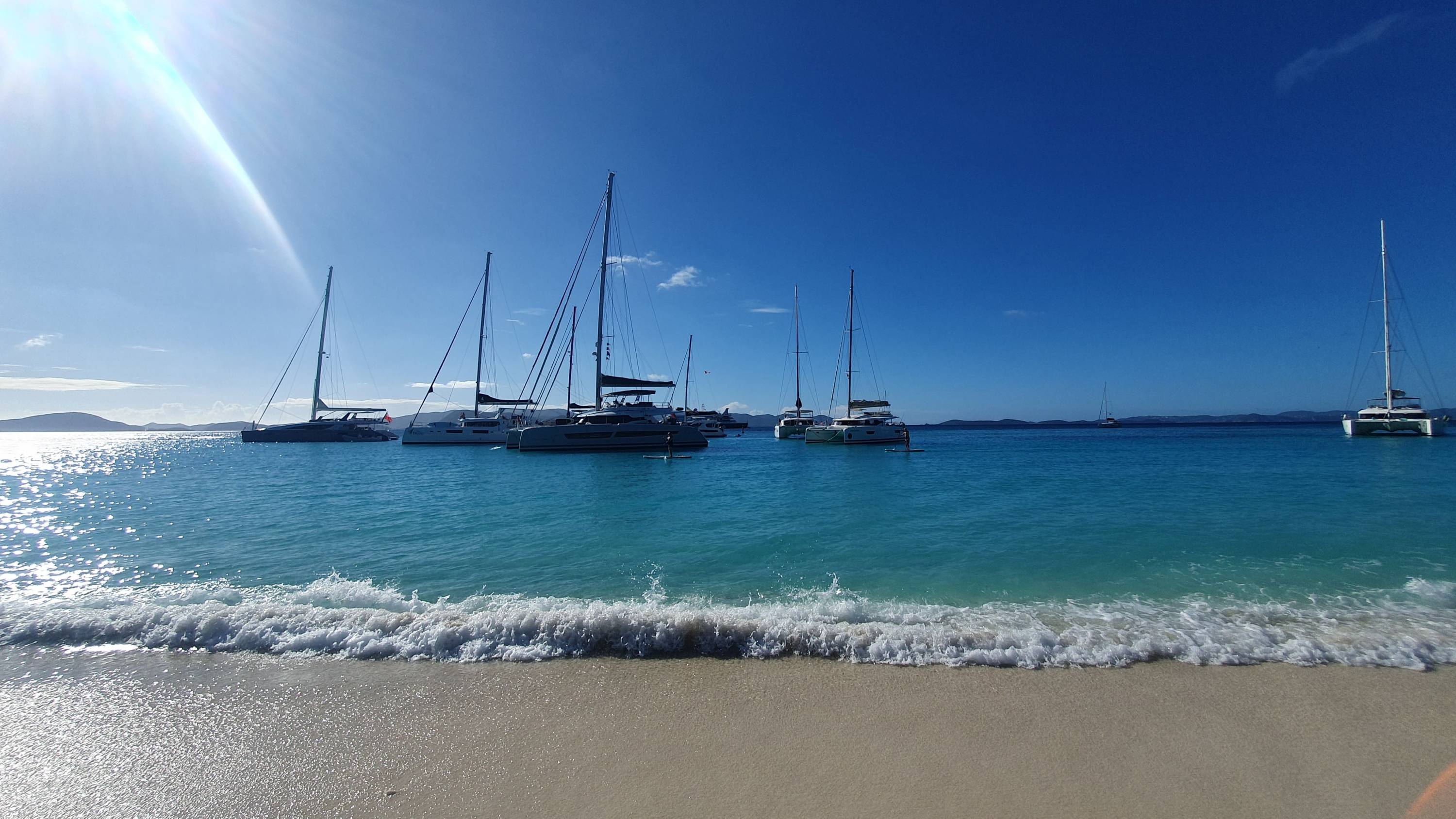 Katamarane und Segelyachten vor Anker in der türkisfarbenen Bucht von White Bay, Jost Van Dyke, British Virgin Islands