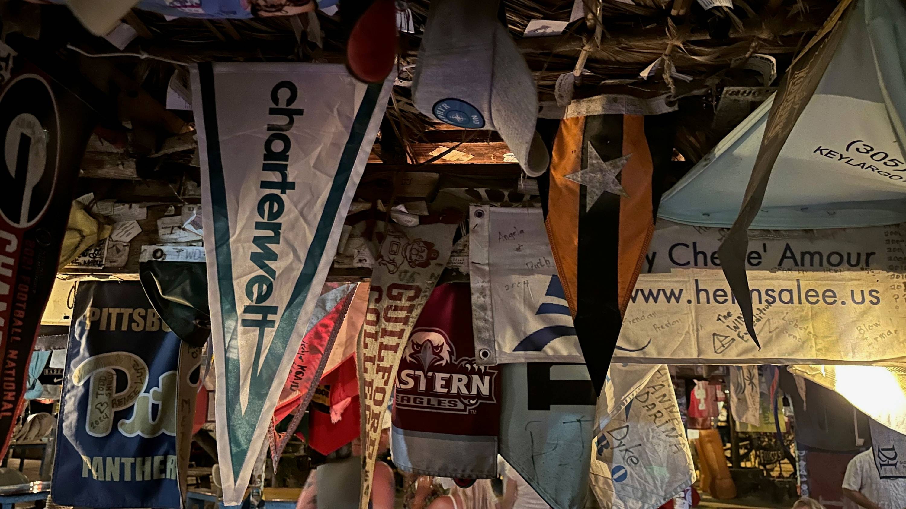 Charterwelt-Wimpel zwischen internationalen Flaggen und Bannern an der Decke von Foxy´s Bar, Jost Van Dyke, British Virgin Islands