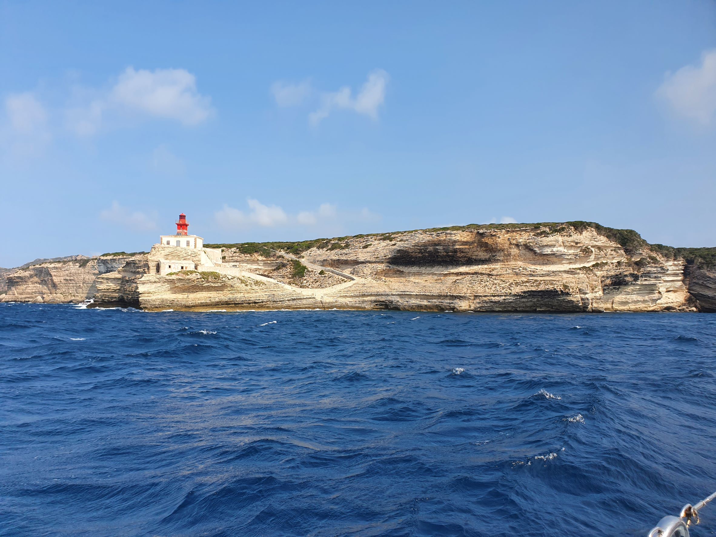 Steilküste mit Leuchtturm in der Einfahrt vom Hafen Bonifacio.