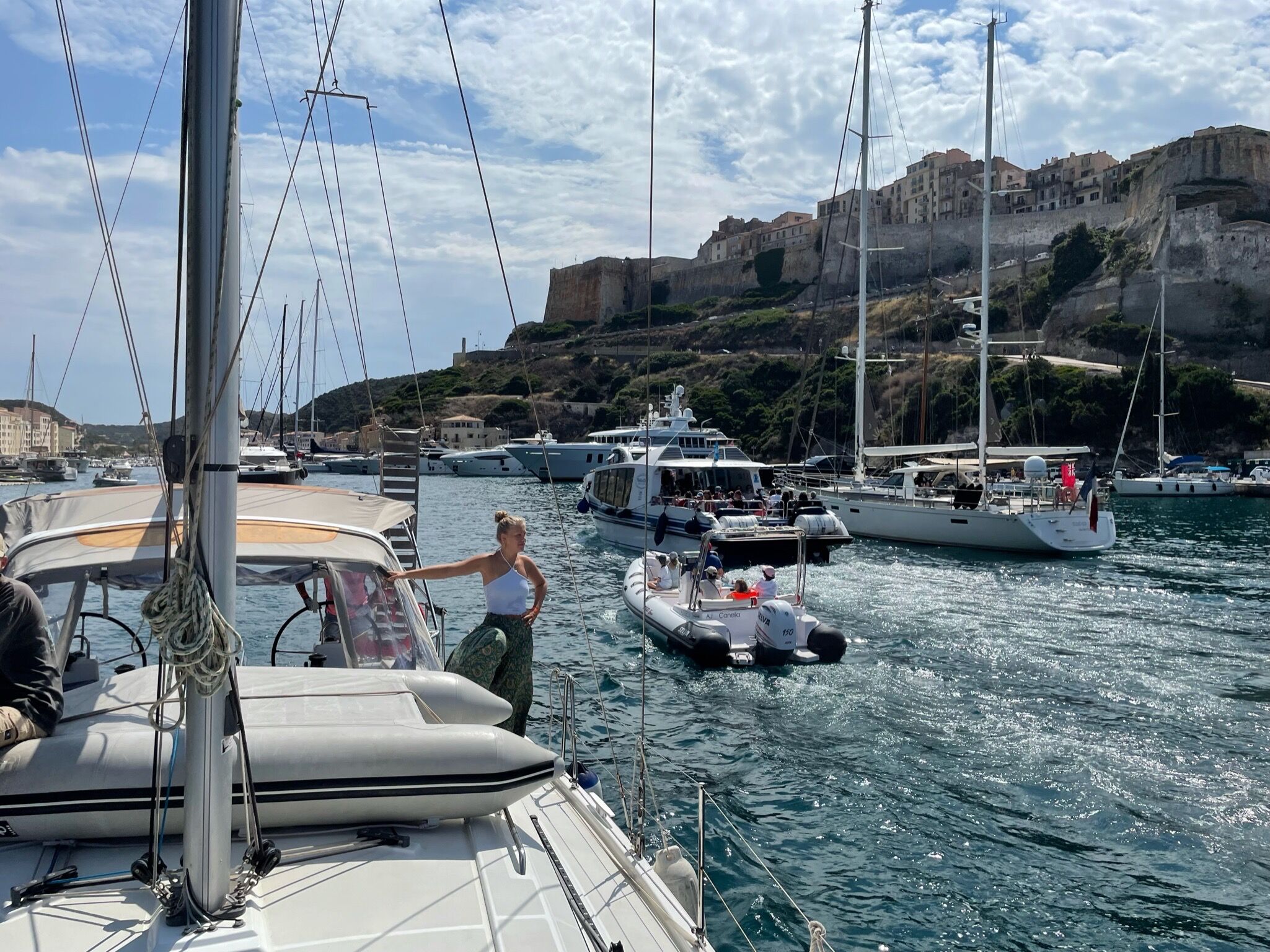 Viele verschiedene Boote in der Einfahrt von Bonifacio.