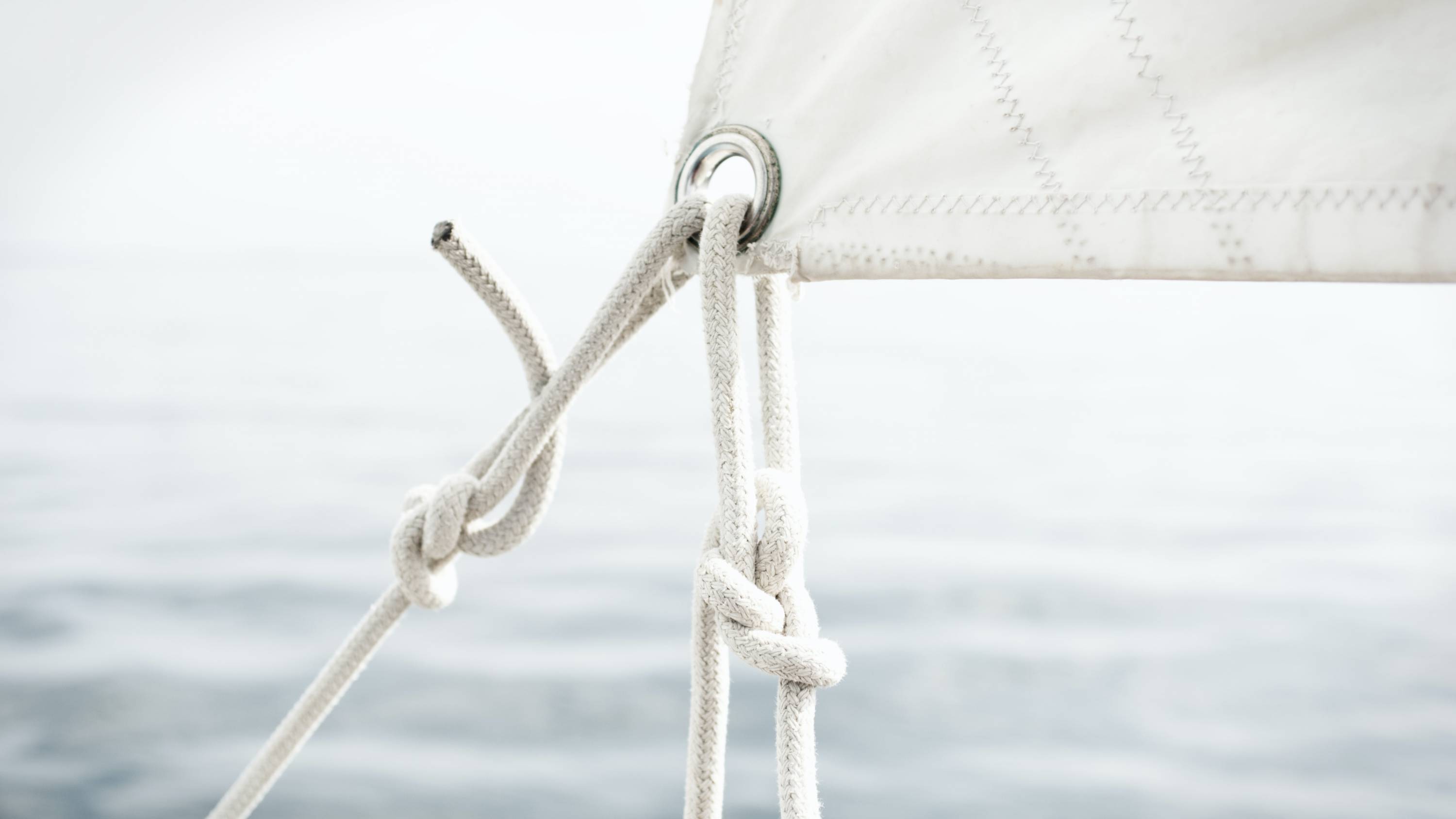 Ecke eines Segels auf einer Charteryacht
