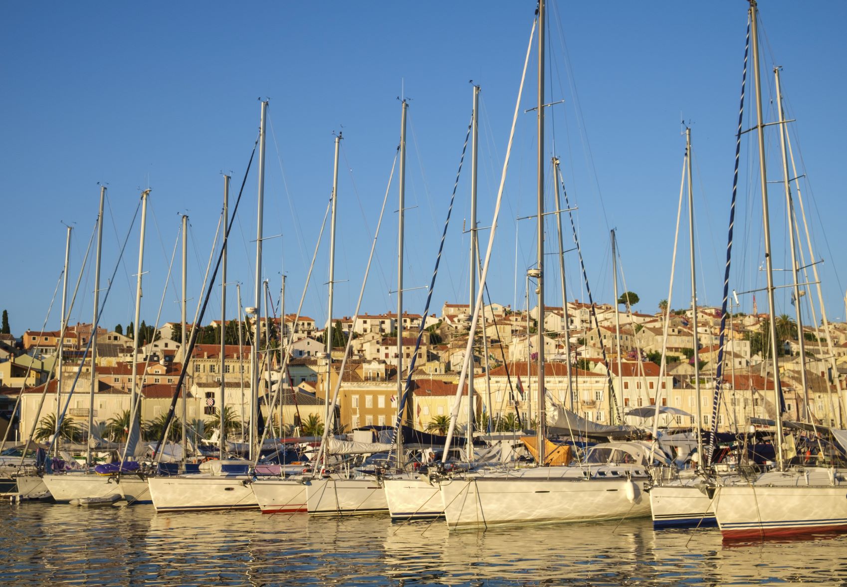 Yachthafen Mali Losinj in Kroatien mit Yachten in der Abendsonne