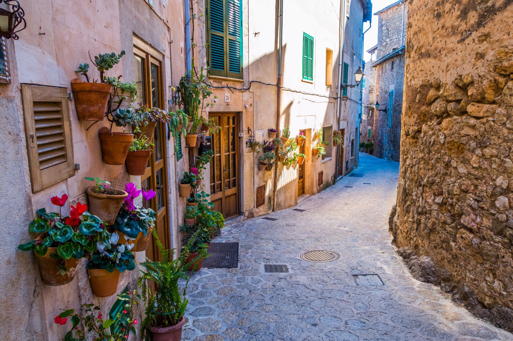Einsame Gasse im Herzen von Valldemossa auf Mallorca