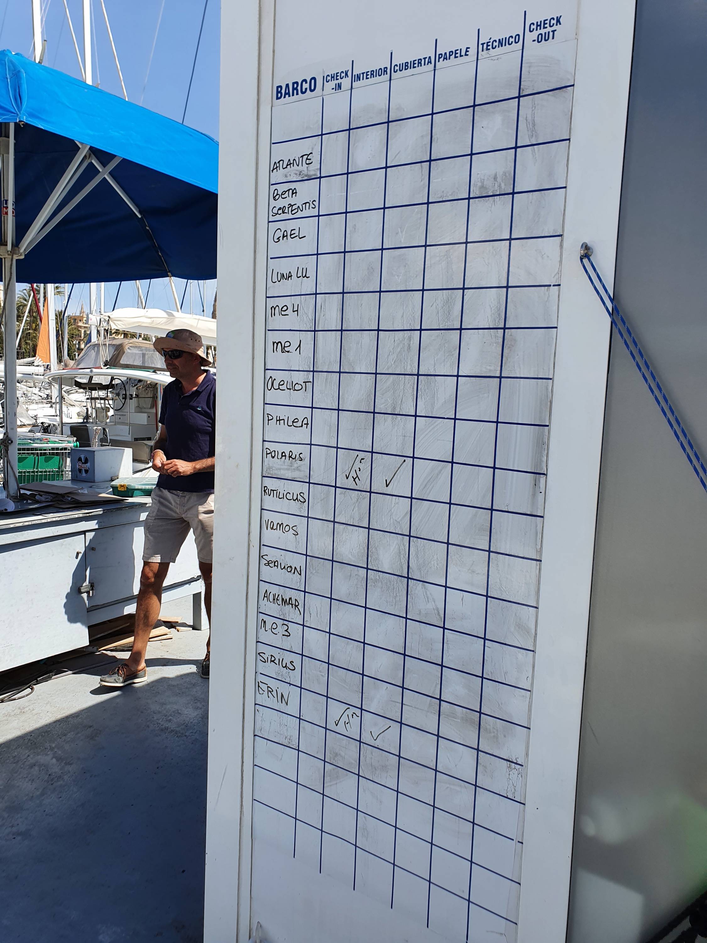 Time-table CRUESA im Yachthafen von Palma.