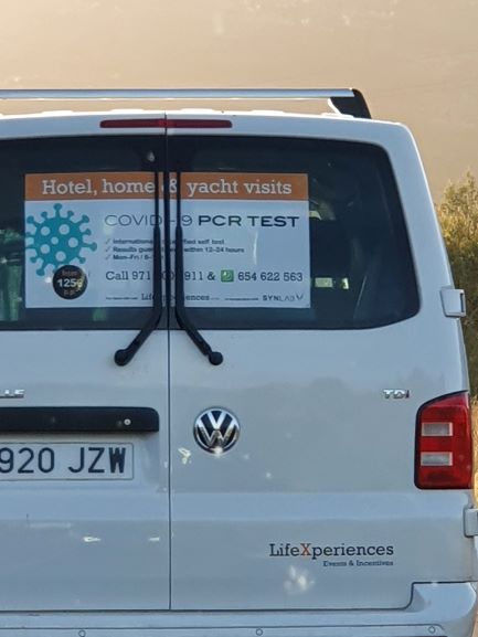Van mit Aufkleber über mobilen Corona-Test