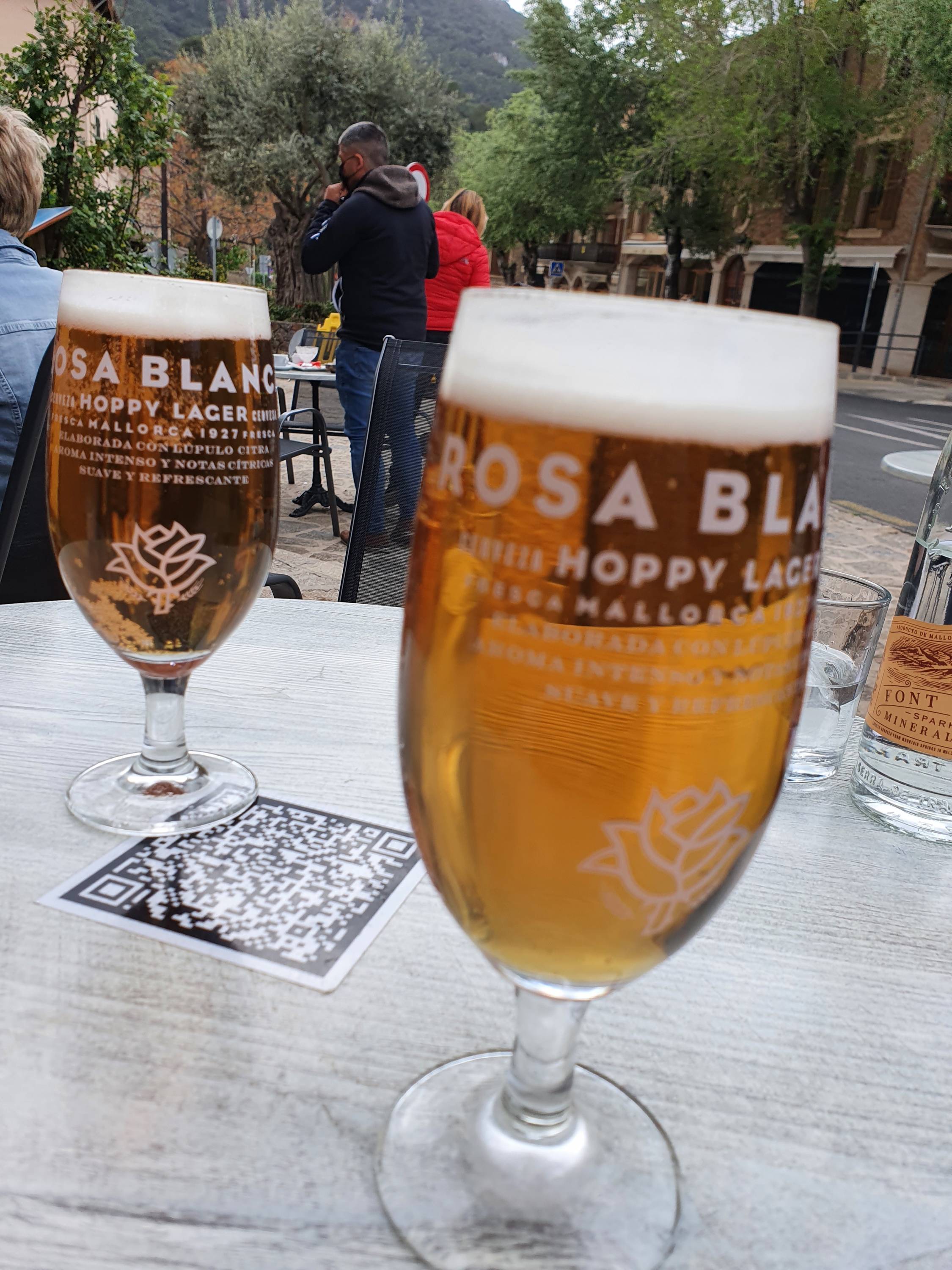 Frisch gezapftes Bier in einer Kneipe auf Mallorca.