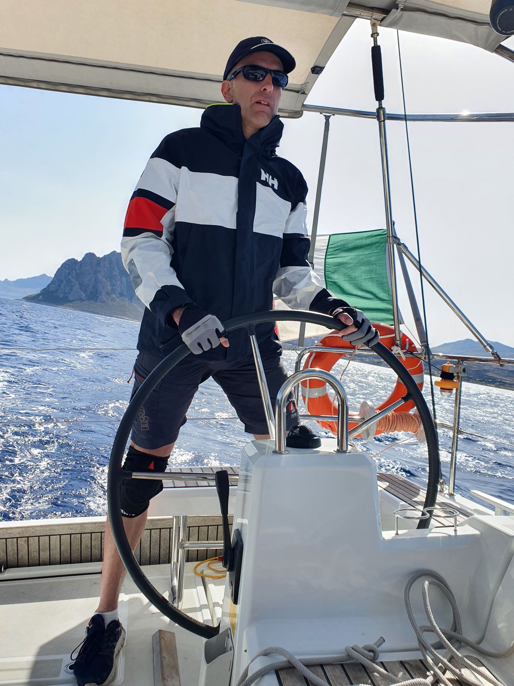 Mann am Steuer einer Segelyacht