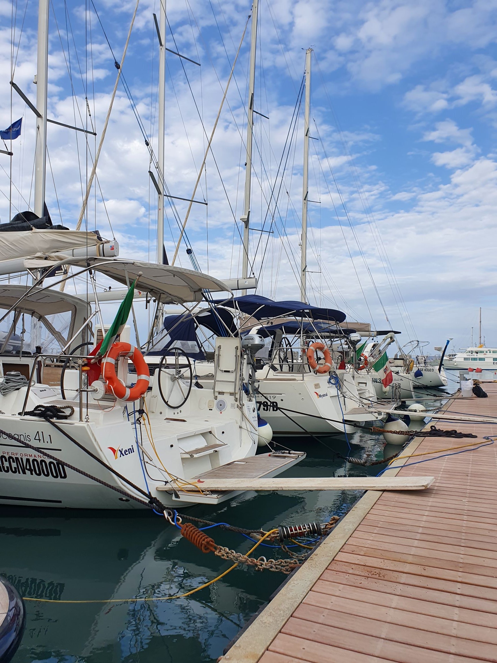 Segelyachten mit Leinen am Steg festgemacht in Trapani.