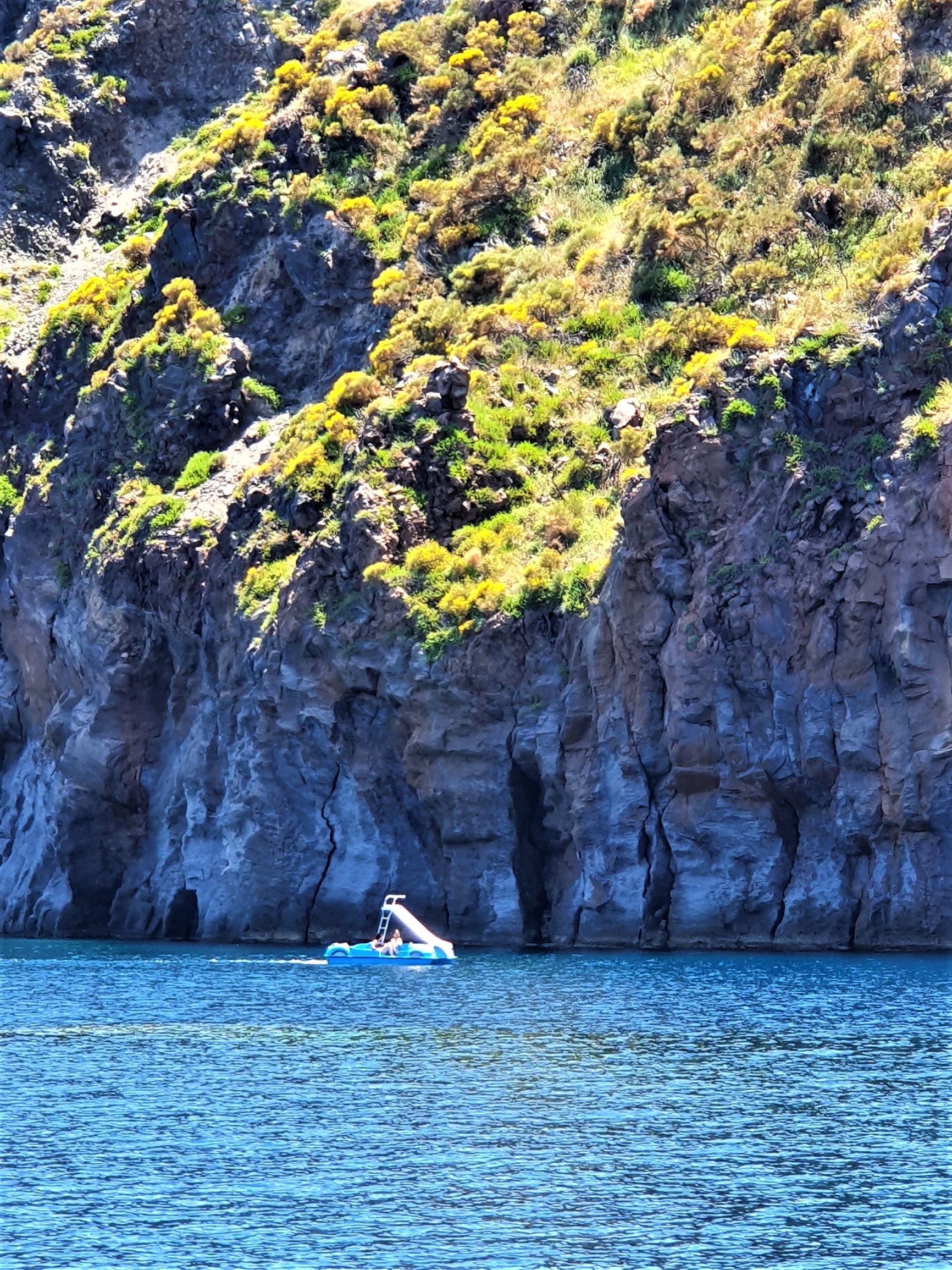 Tretboot vor Steilküste