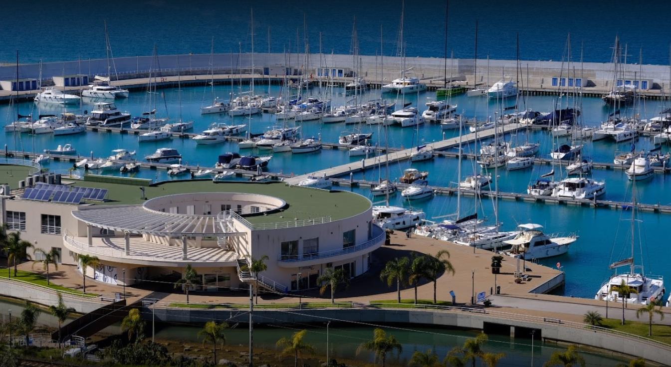 Große Marina mit vielen Schiffen.