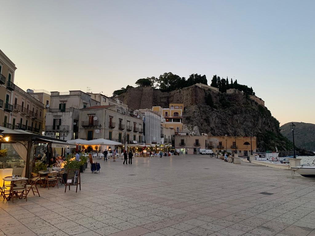 Weiter Platz auf Lipari bei Abendsonne
