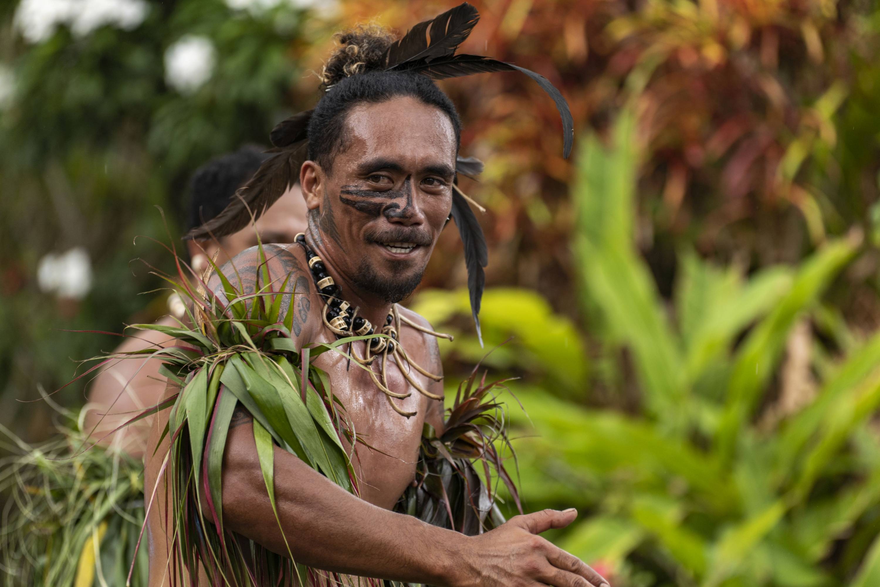 Traditionell gekleideter Tänzer mit Gesichtsbemalung bei einer kulturellen Darbietung auf Nuku Hiva.