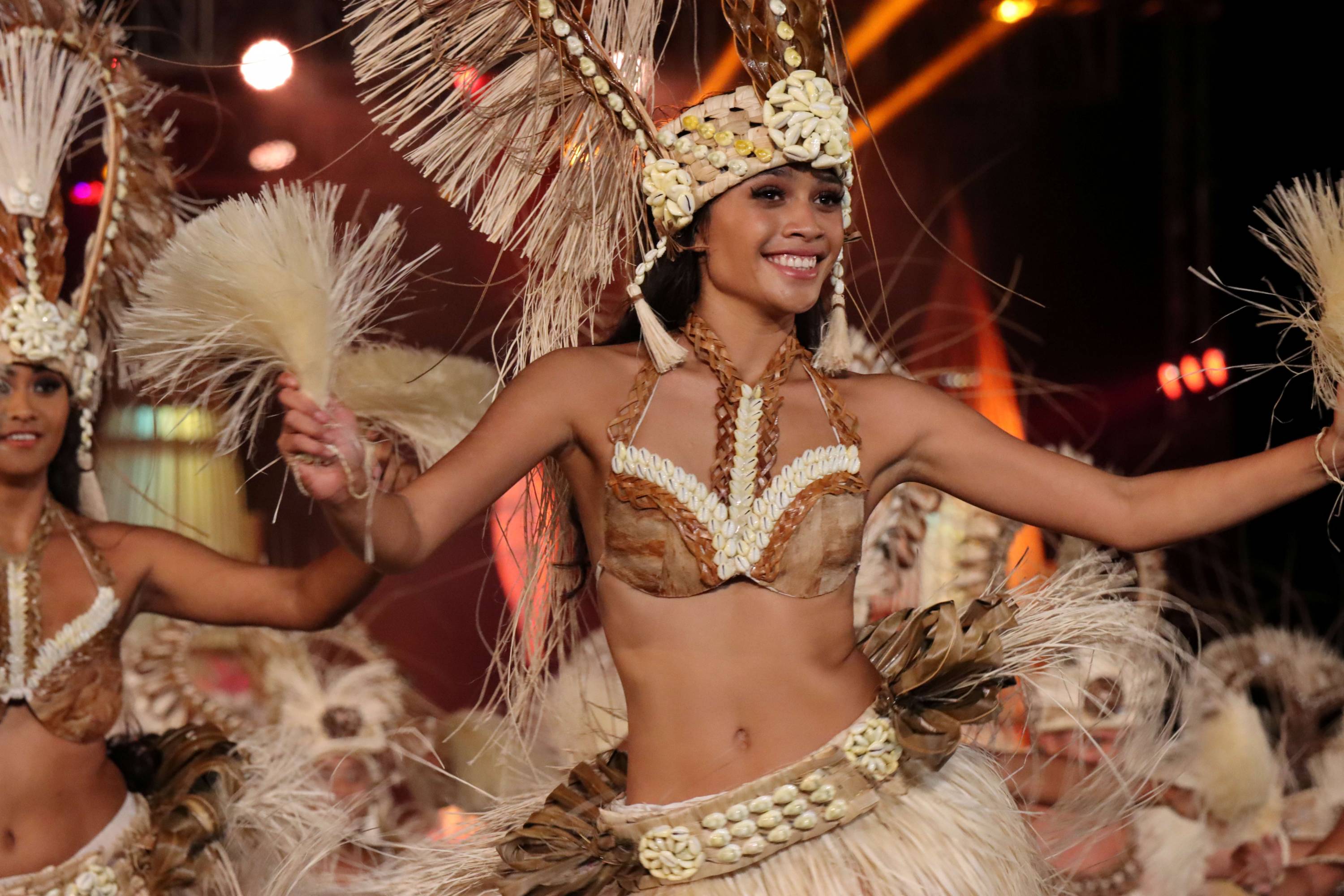 Traditionelle Tänzerin beim Heiva-Festival auf Makemo in polynesischem Kostüm.